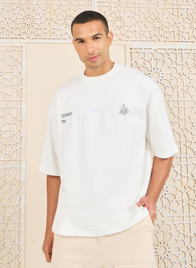 ستايلي تيشيرت تيري محبوك بقصة واسعة بطبعة شعار احتضان أمامي وخلفي - Image 1